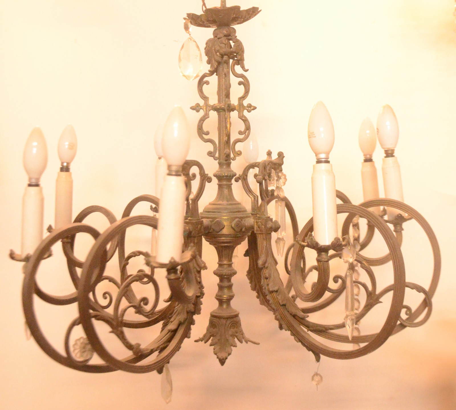 Lustre de metal para oito luzes, hastes em curvas guarnecidas por... - foto 3 de 9