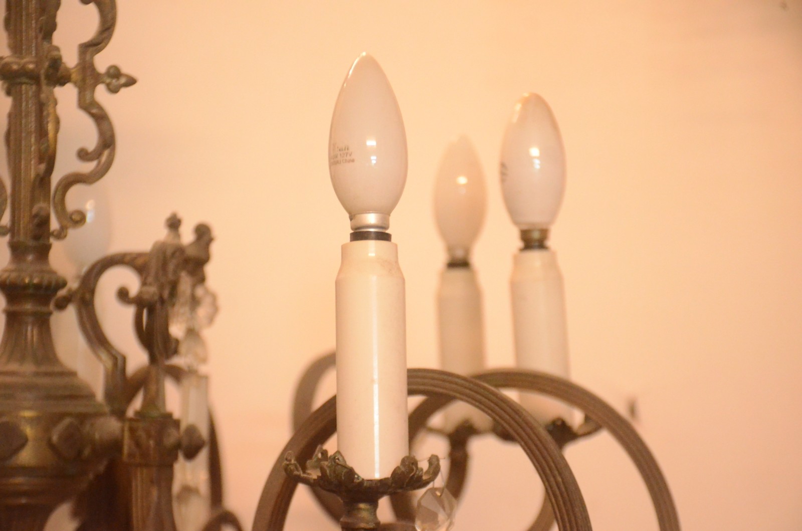 Lustre de metal para oito luzes, hastes em curvas guarnecidas por... - foto 4 de 9