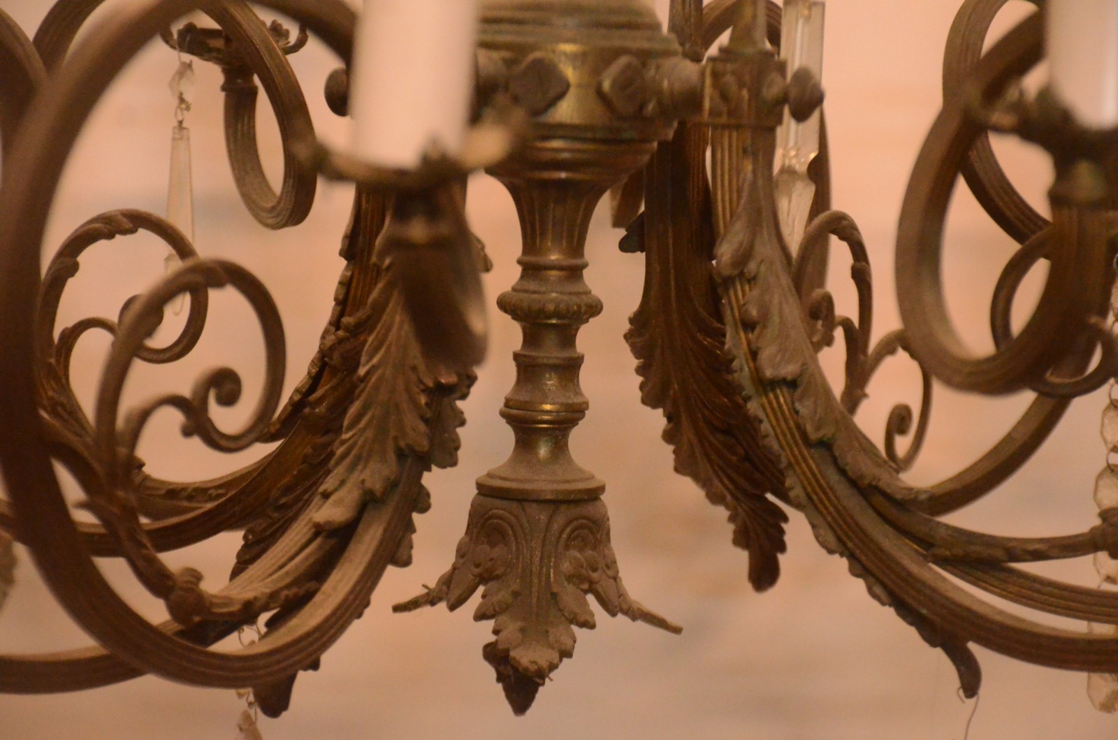 Lustre de metal para oito luzes, hastes em curvas guarnecidas por... - foto 5 de 9