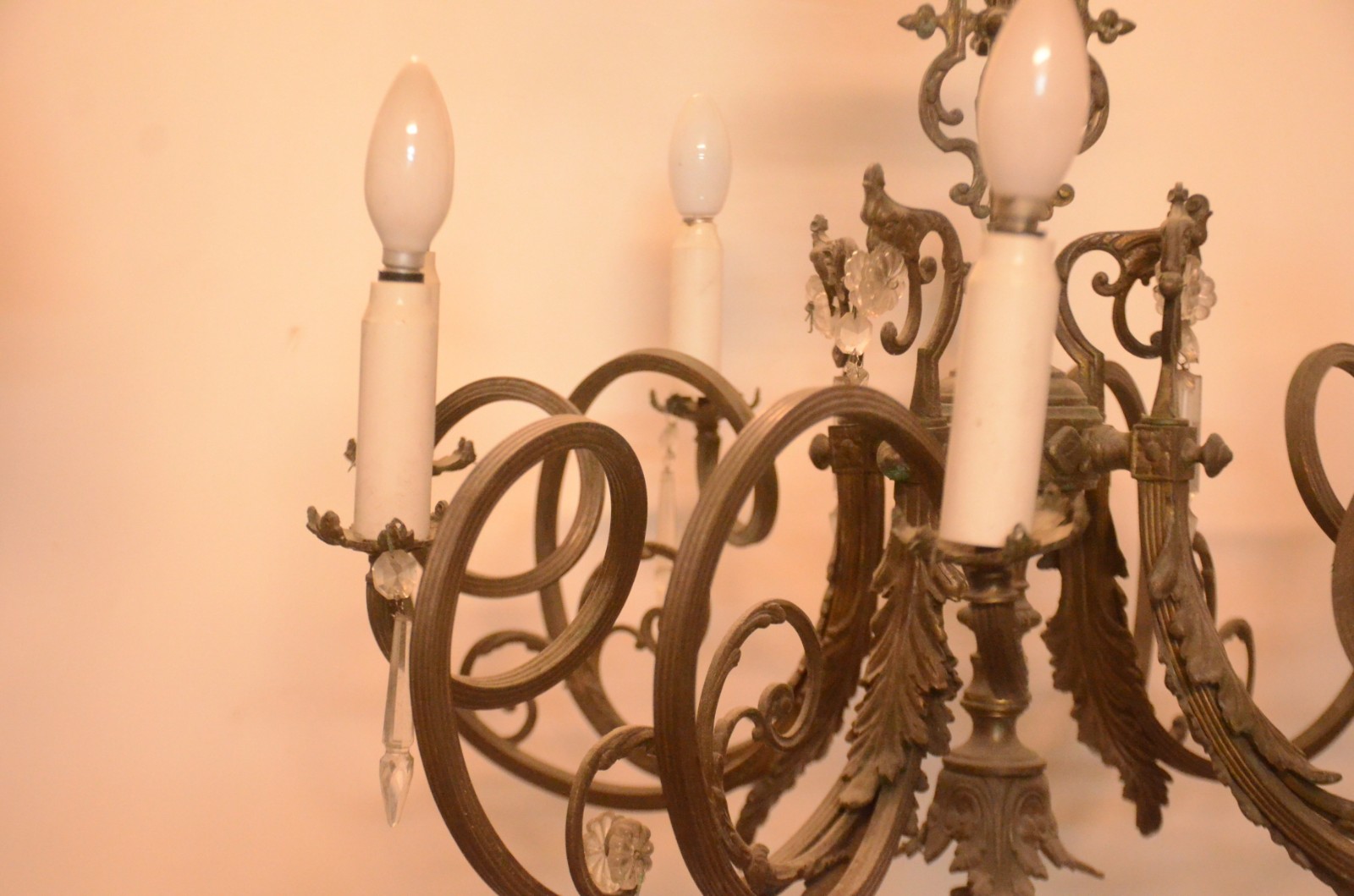 Lustre de metal para oito luzes, hastes em curvas guarnecidas por... - foto 6 de 9