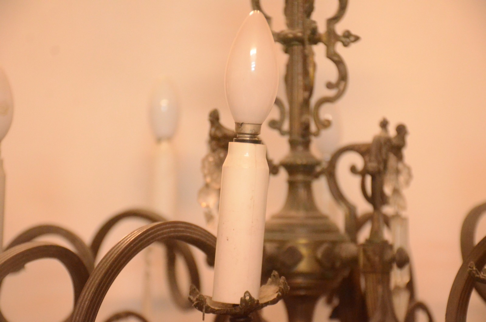 Lustre de metal para oito luzes, hastes em curvas guarnecidas por... - foto 7 de 9