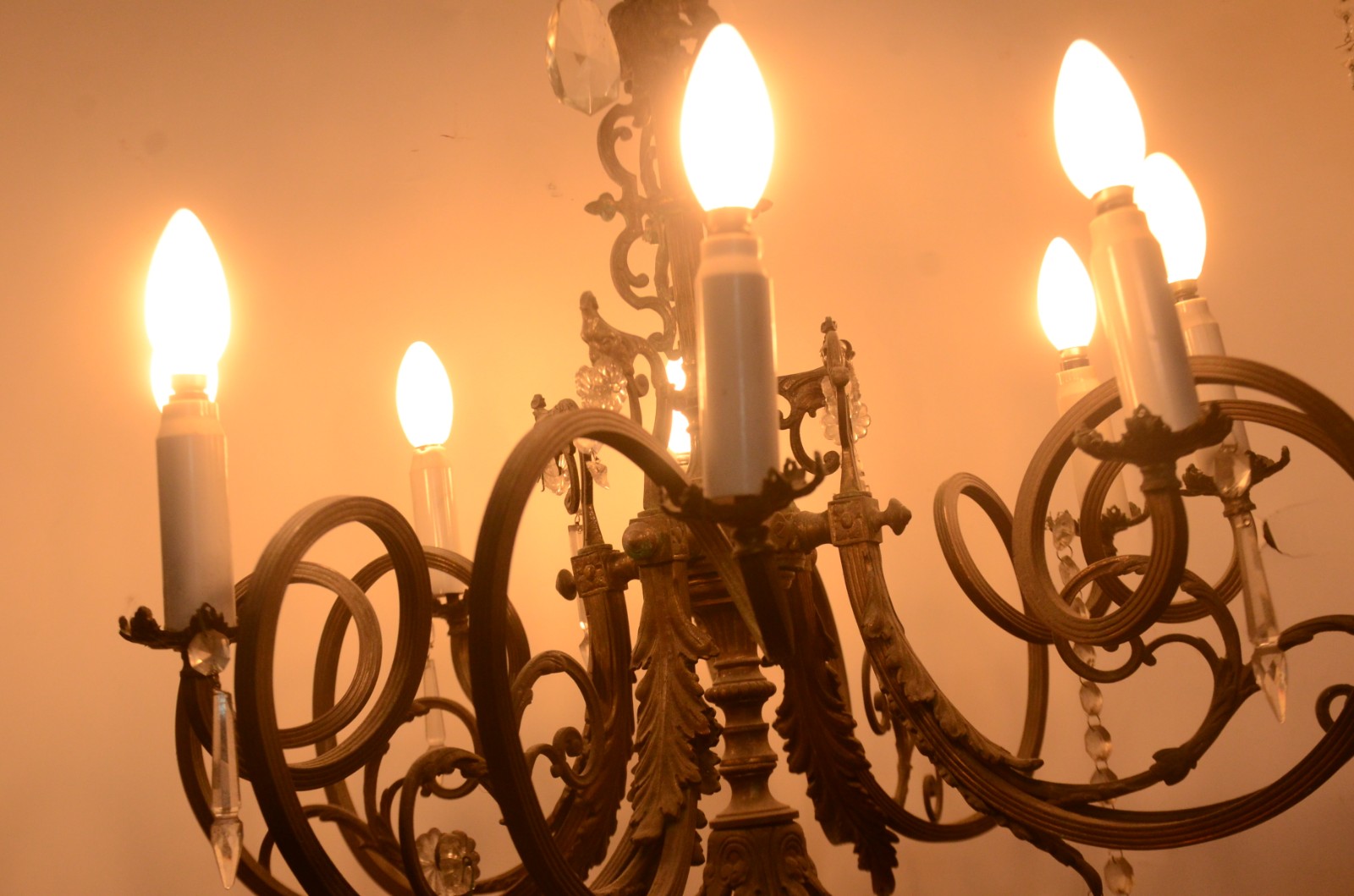 Lustre de metal para oito luzes, hastes em curvas guarnecidas por... - foto 8 de 9