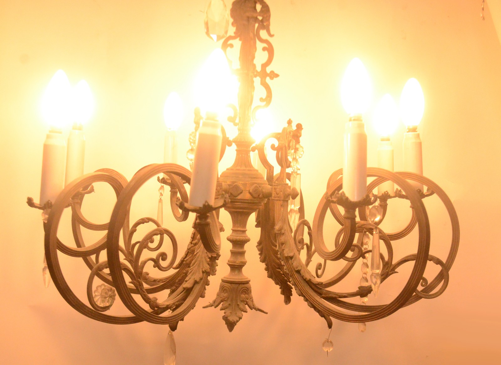 Lustre de metal para oito luzes, hastes em curvas guarnecidas por... - foto 9 de 9