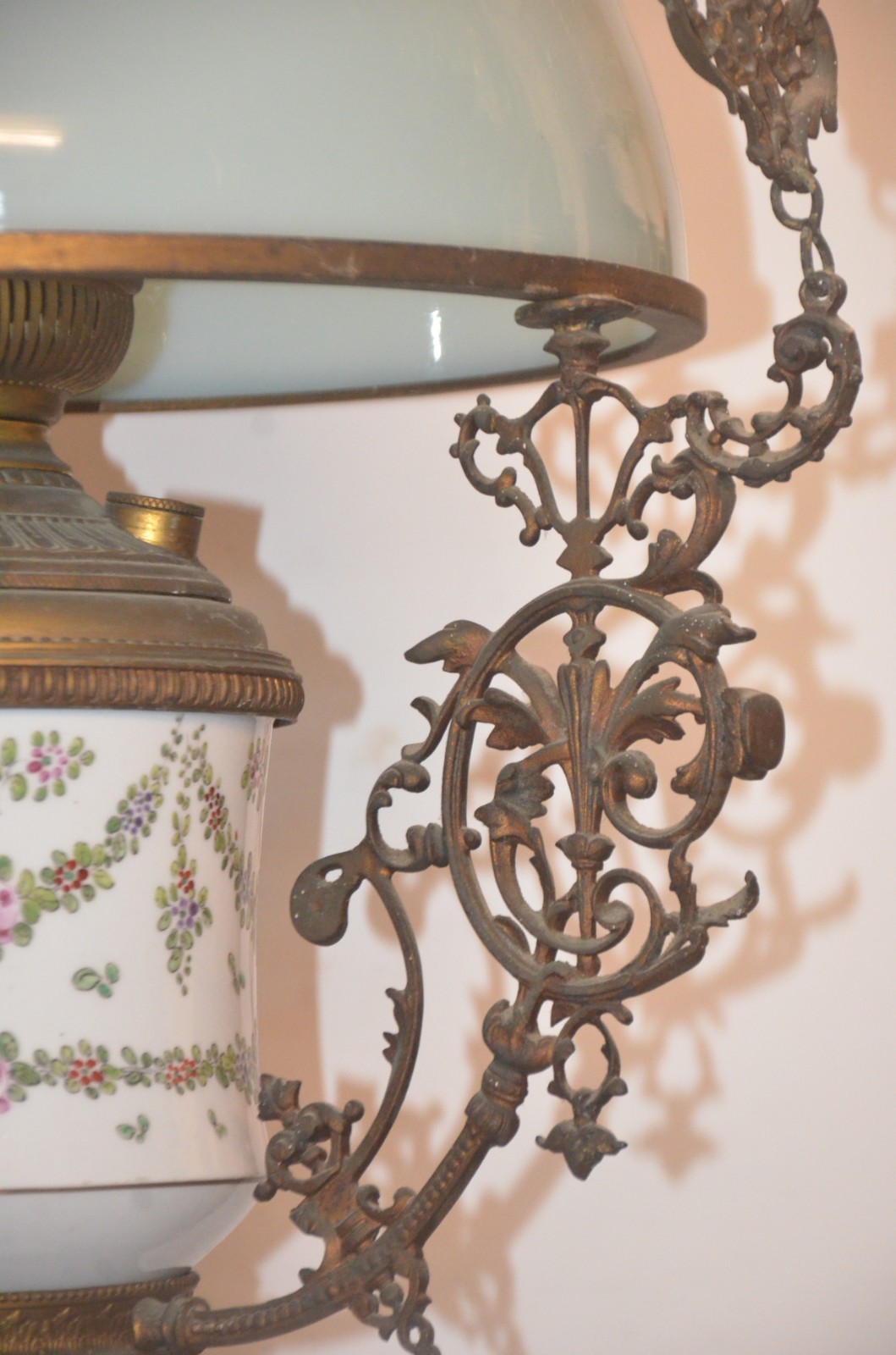 Lustre de metal com detalhe em porcelana. - foto 4 de 6
