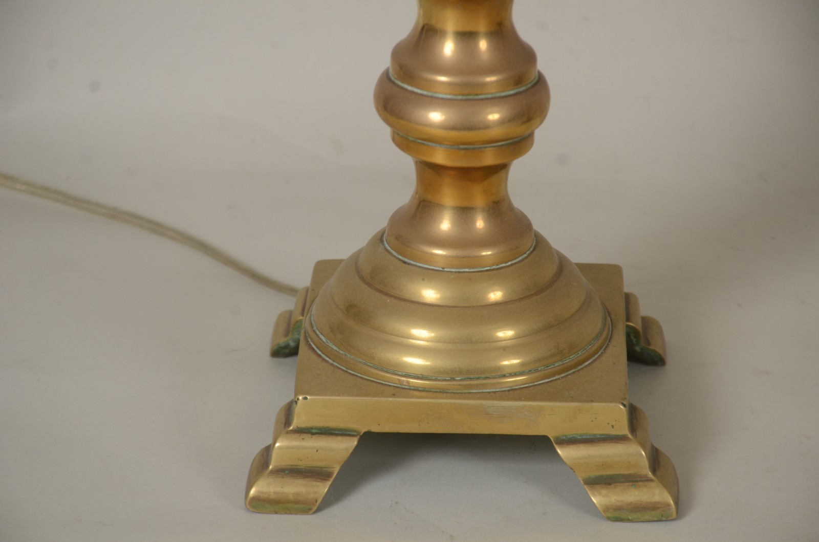 Par de abatjoures de metal dourado com cúpula. - foto 3 de 4