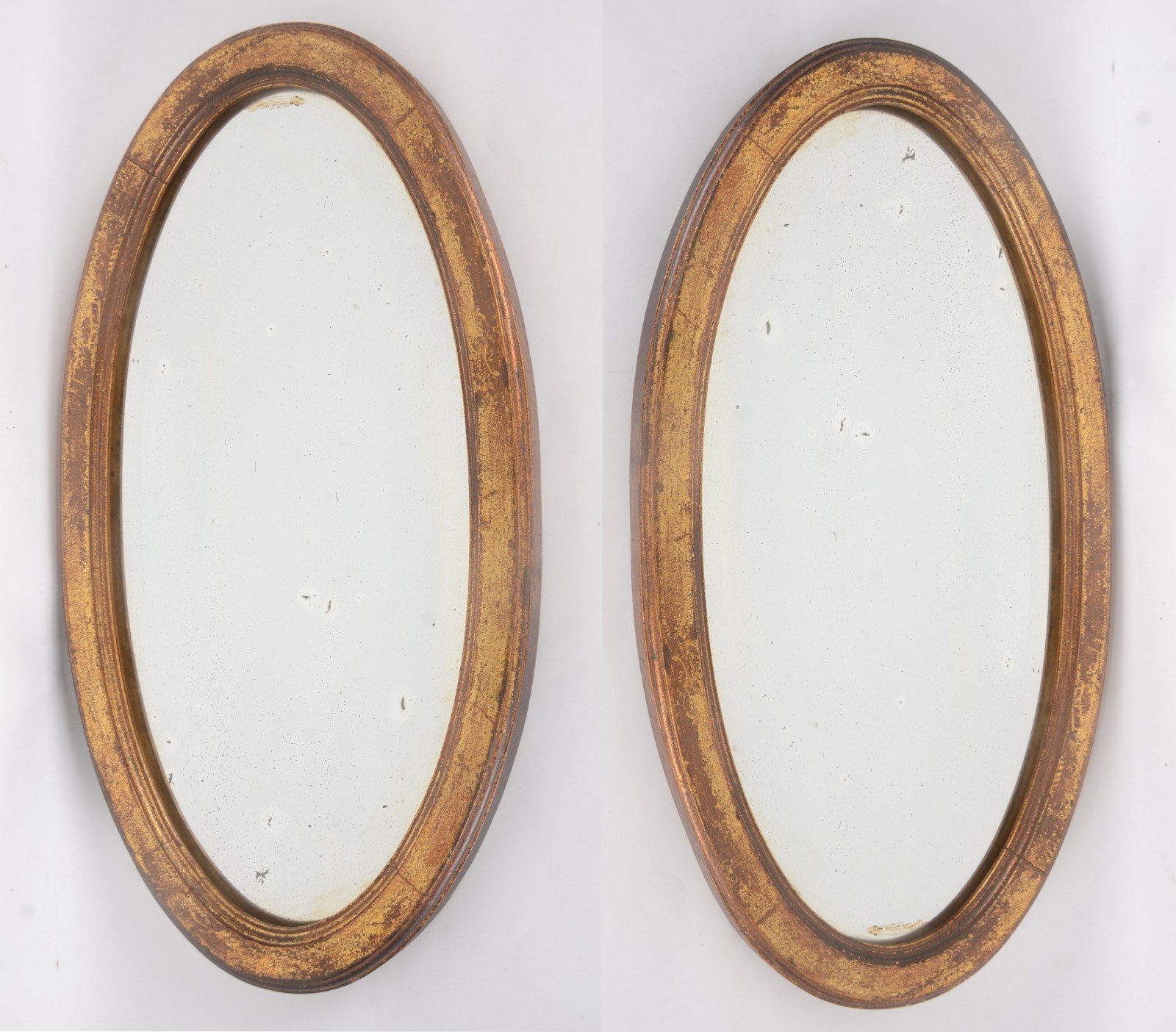 Par de espelhos bisotados feitio oval com molduras de madeira dourada. - foto 1 de 5