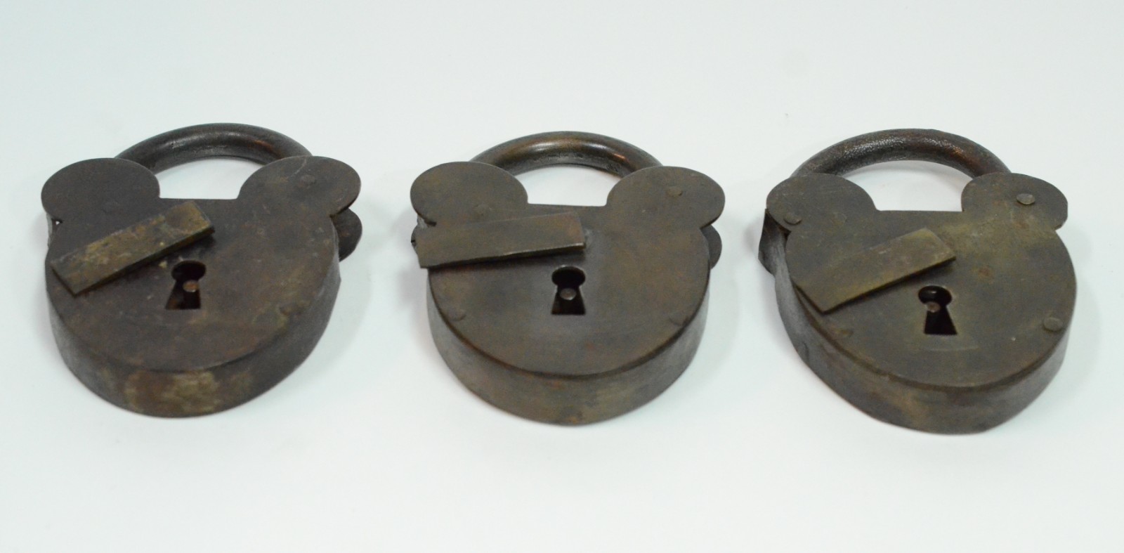Três antigos cadeados com chaves de metal. - foto 2 de 4