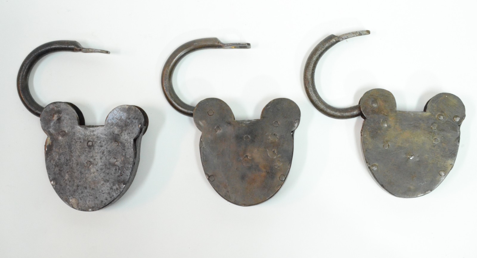 Três antigos cadeados com chaves de metal. - foto 4 de 4