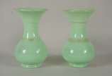 Par de vasos bojudos de opalina verde com resqu... - Par de vasos bojudos de opalina verde com resquícios de frisos dourados.