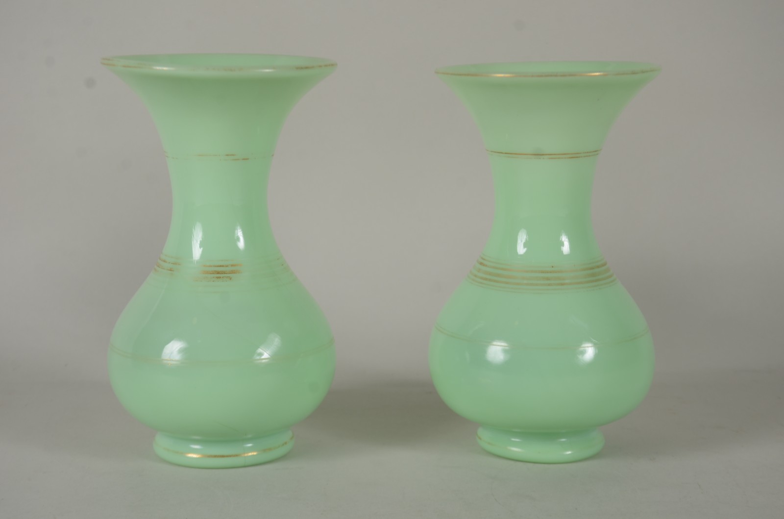 Par de vasos bojudos de opalina verde com resquícios de frisos... - foto 1 de 5
