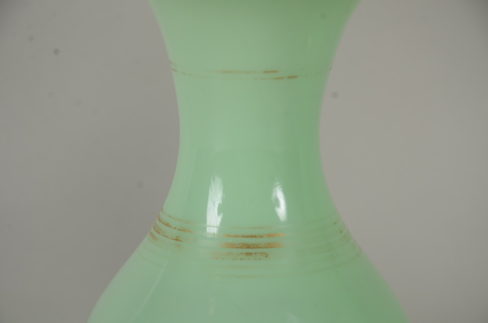 Par de vasos bojudos de opalina verde com resquícios de frisos... - foto 2 de 5
