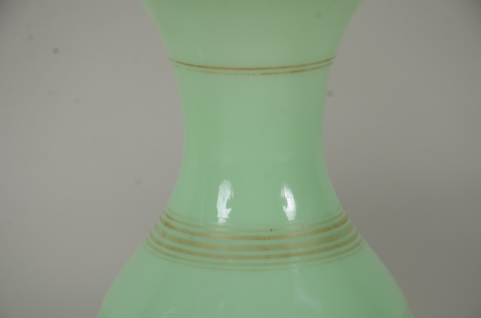 Par de vasos bojudos de opalina verde com resquícios de frisos... - foto 3 de 5
