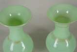 Par de vasos bojudos de opalina verde com resqu... - Par de vasos bojudos de opalina verde com resquícios de frisos dourados.