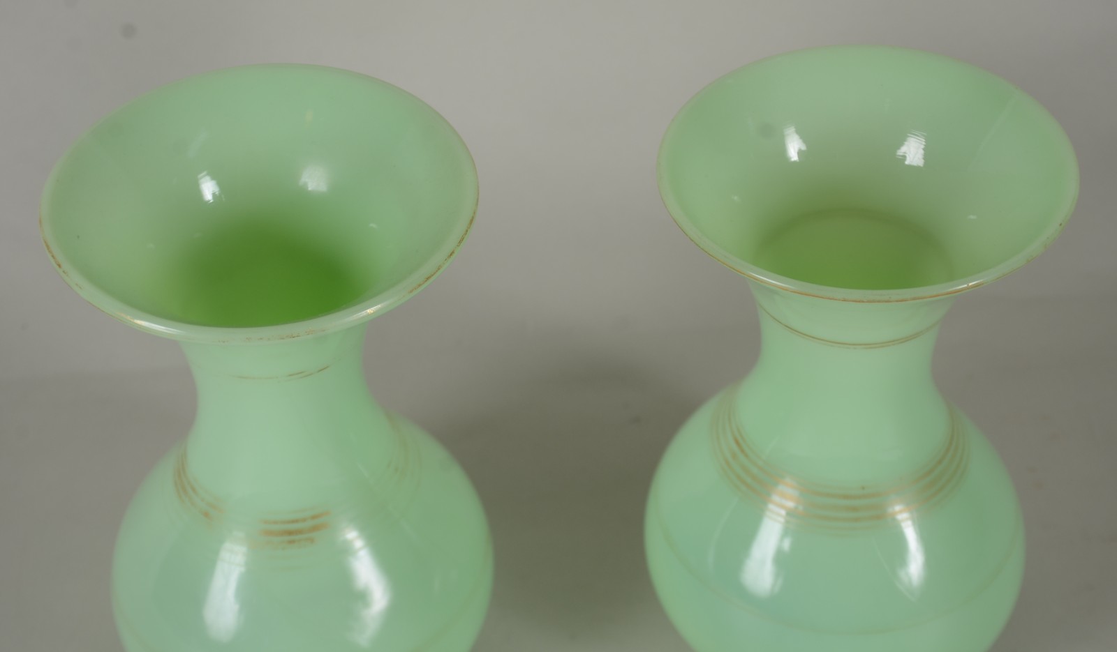 Par de vasos bojudos de opalina verde com resquícios de frisos... - foto 4 de 5