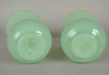 Par de vasos bojudos de opalina verde com resqu... - Par de vasos bojudos de opalina verde com resquícios de frisos dourados.