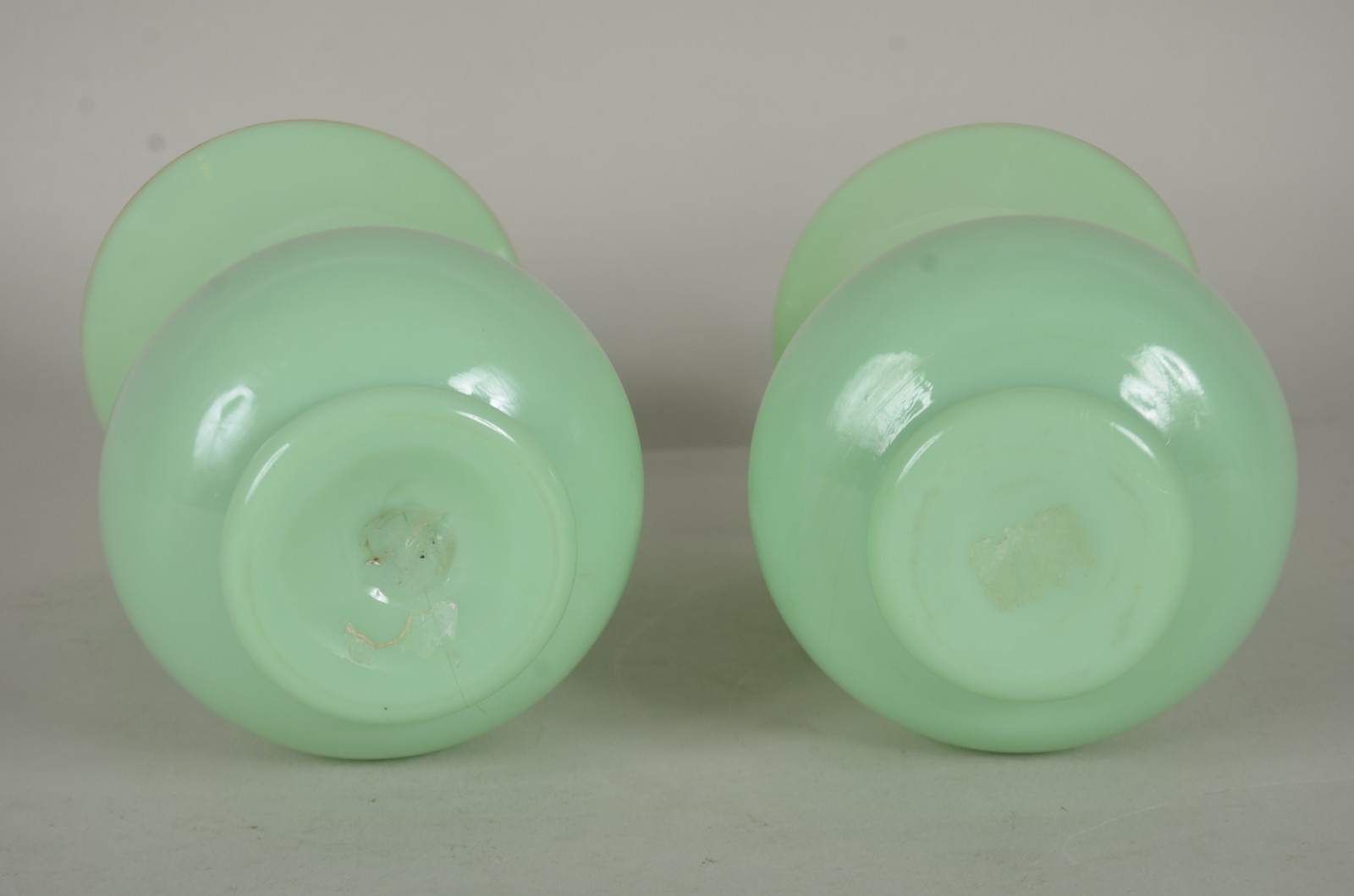 Par de vasos bojudos de opalina verde com resquícios de frisos... - foto 5 de 5