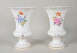 Meissen (1708),  - Par de vasos de porcelana alemã de Meissen, fundo branco decorado com flores policromadas e resquícios dourados, bordas recortadas. Um deles com "fio 