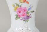 Meissen (1708),  - Par de vasos de porcelana alemã de Meissen, fundo branco decorado com flores policromadas e resquícios dourados, bordas recortadas. Um deles com "fio 