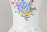 Meissen (1708),  - Par de vasos de porcelana alemã de Meissen, fundo branco decorado com flores policromadas e resquícios dourados, bordas recortadas. Um deles com "fio 