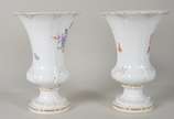 Meissen (1708),  - Par de vasos de porcelana alemã de Meissen, fundo branco decorado com flores policromadas e resquícios dourados, bordas recortadas. Um deles com "fio 
