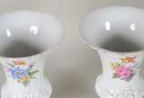 Meissen (1708),  - Par de vasos de porcelana alemã de Meissen, fundo branco decorado com flores policromadas e resquícios dourados, bordas recortadas. Um deles com "fio 