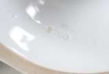 Meissen (1708),  - Par de vasos de porcelana alemã de Meissen, fundo branco decorado com flores policromadas e resquícios dourados, bordas recortadas. Um deles com "fio 