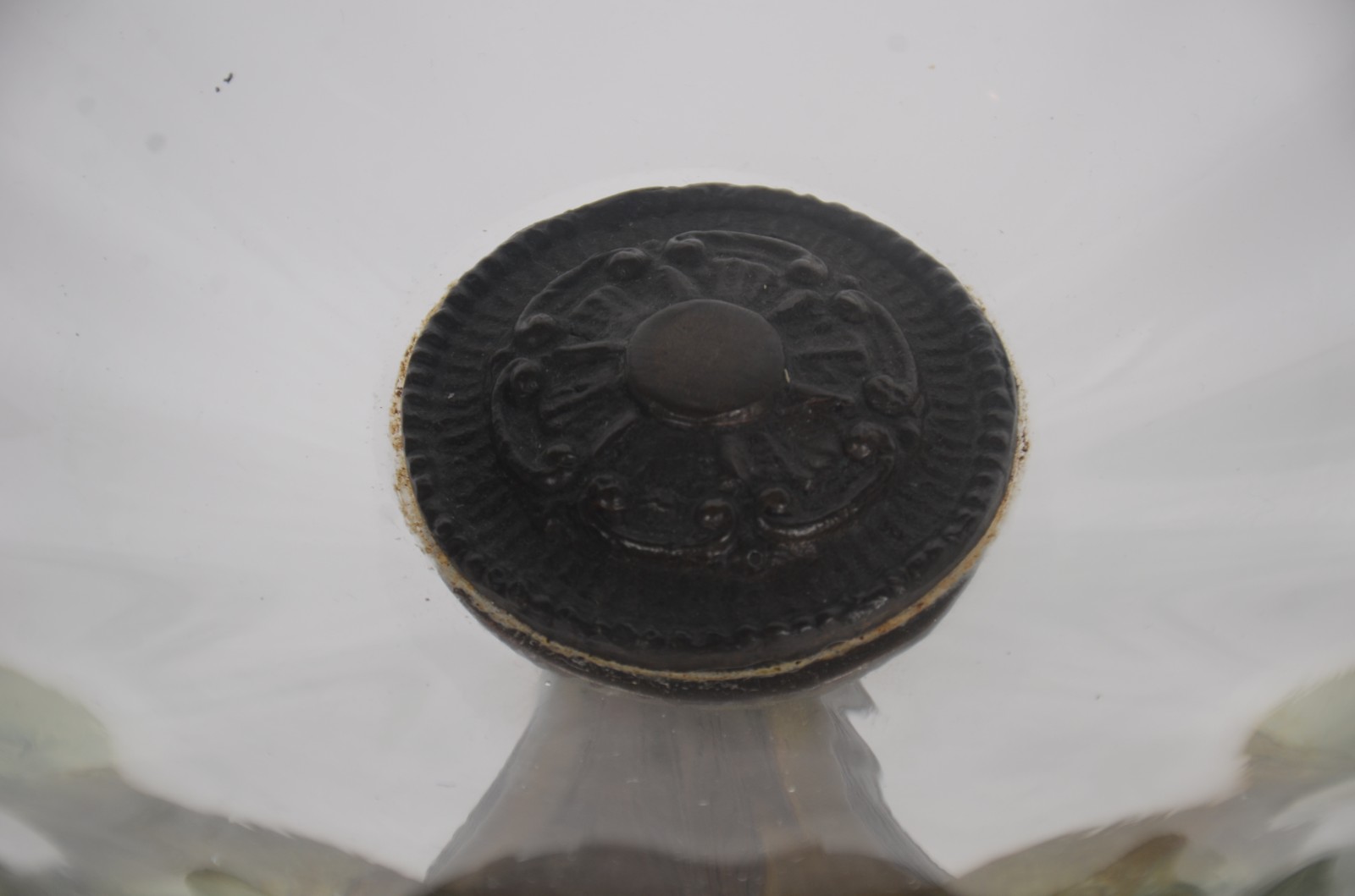 Duas peças, sendo: fruteira com base de metal e prato de vidro feitio... - foto 4 de 8