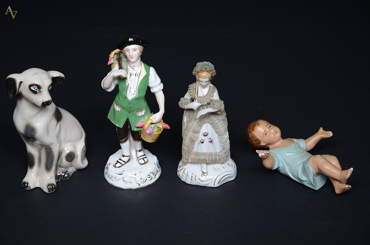 Quatro figuras de porcelana, sendo cachorro (altura 17,5 cm)...