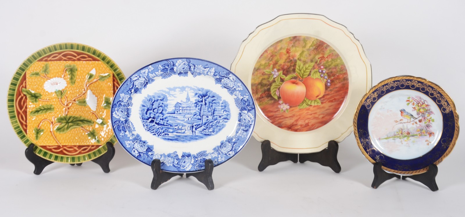 Quatro pratos decorativos diversos, sendo tres de faiança (dois... - foto 1 de 7