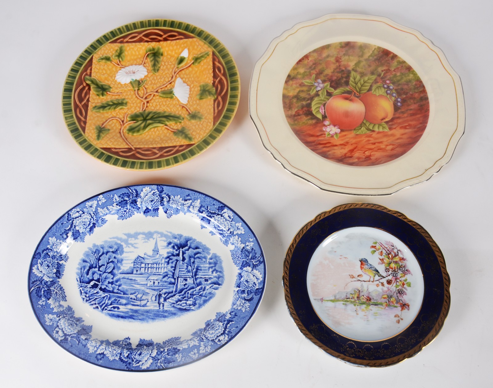 Quatro pratos decorativos diversos, sendo tres de faiança (dois... - foto 2 de 7