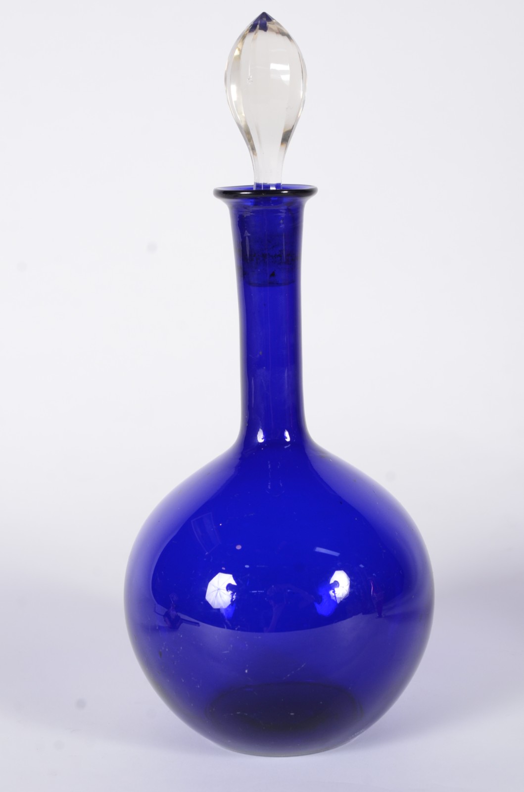 Três peças de vidro, sendo: garrafa azul, vaso vermelho e perfumeiro. - foto 2 de 11