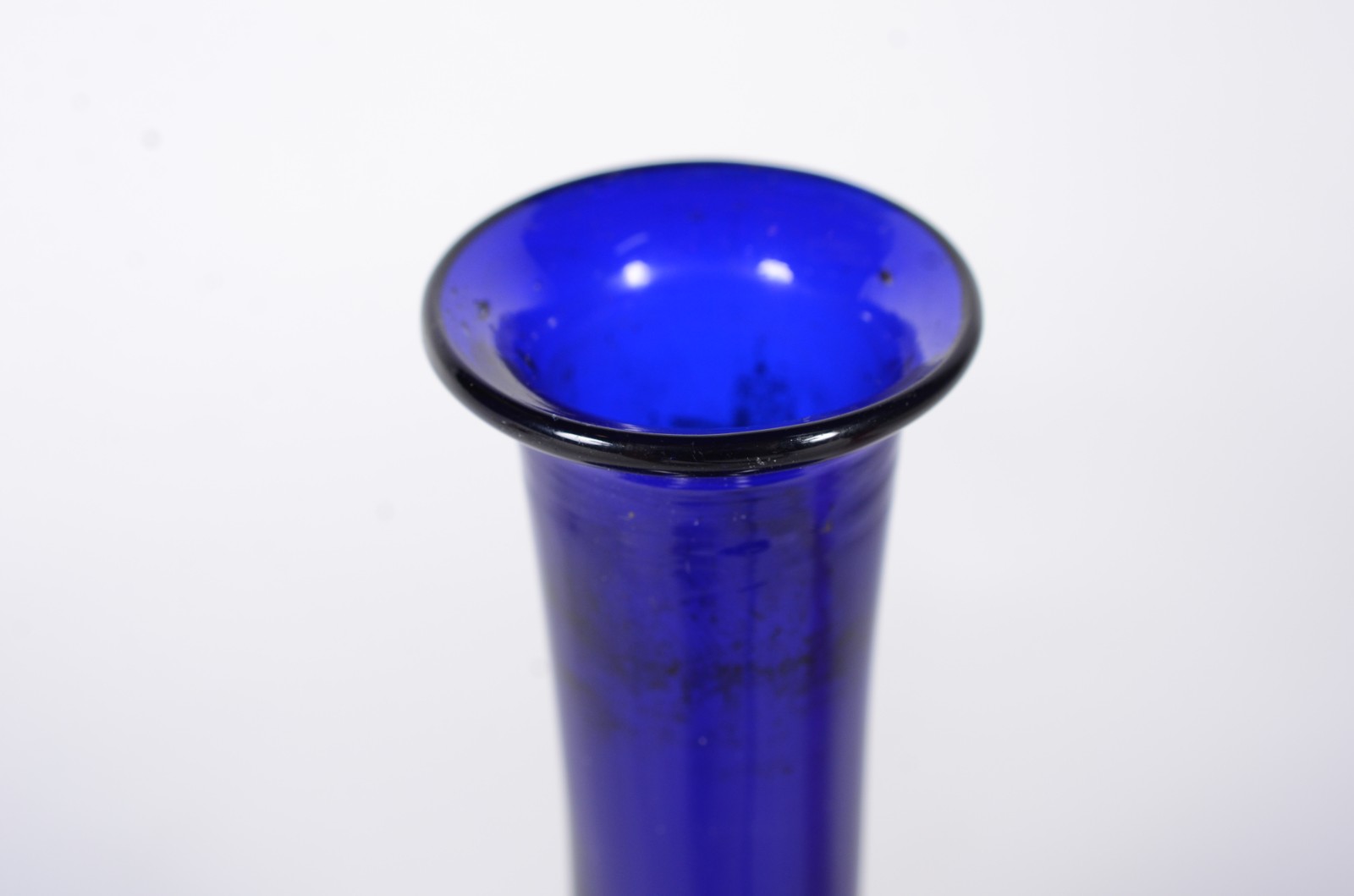 Três peças de vidro, sendo: garrafa azul, vaso vermelho e perfumeiro. - foto 3 de 11