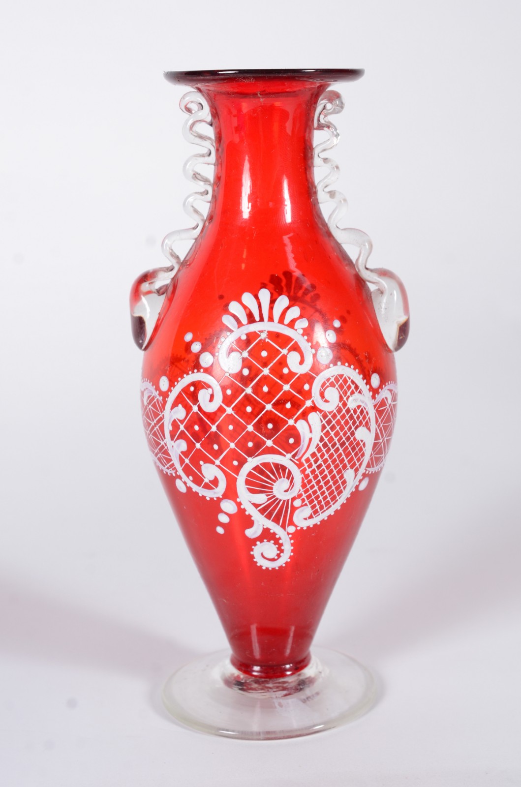 Três peças de vidro, sendo: garrafa azul, vaso vermelho e perfumeiro. - foto 4 de 11