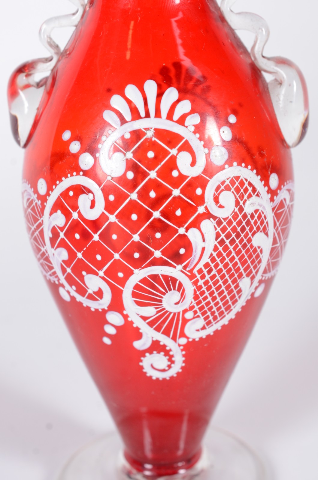 Três peças de vidro, sendo: garrafa azul, vaso vermelho e perfumeiro. - foto 5 de 11