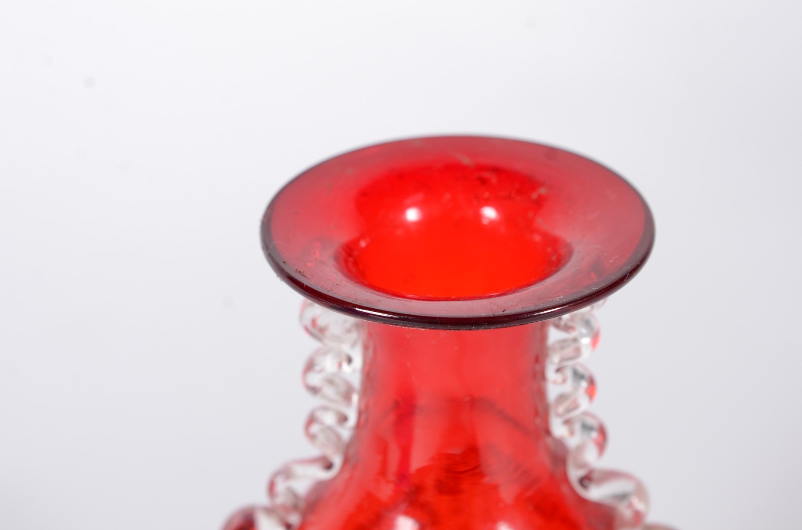 Três peças de vidro, sendo: garrafa azul, vaso vermelho e perfumeiro. - foto 6 de 11