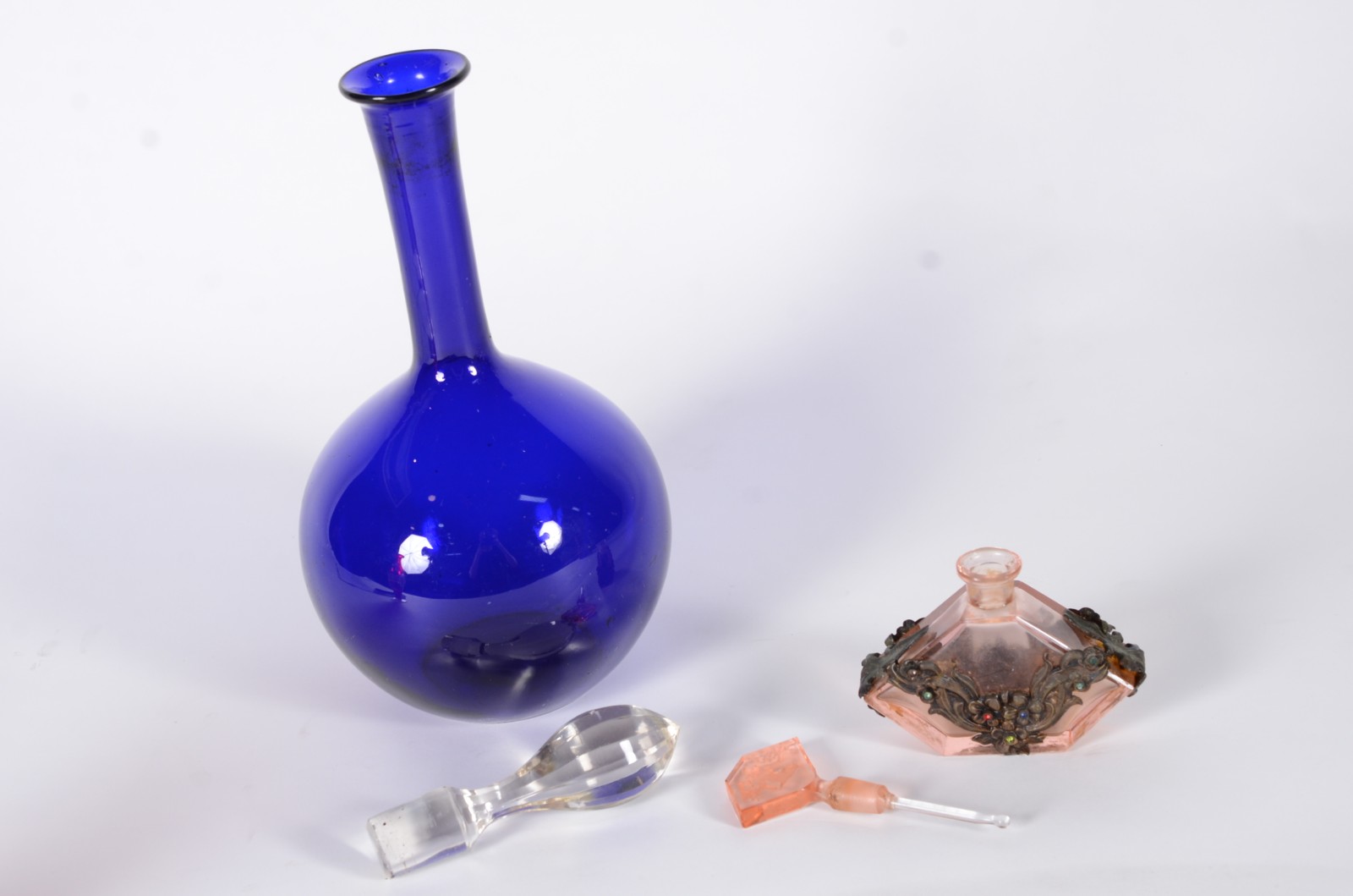 Três peças de vidro, sendo: garrafa azul, vaso vermelho e perfumeiro. - foto 10 de 11