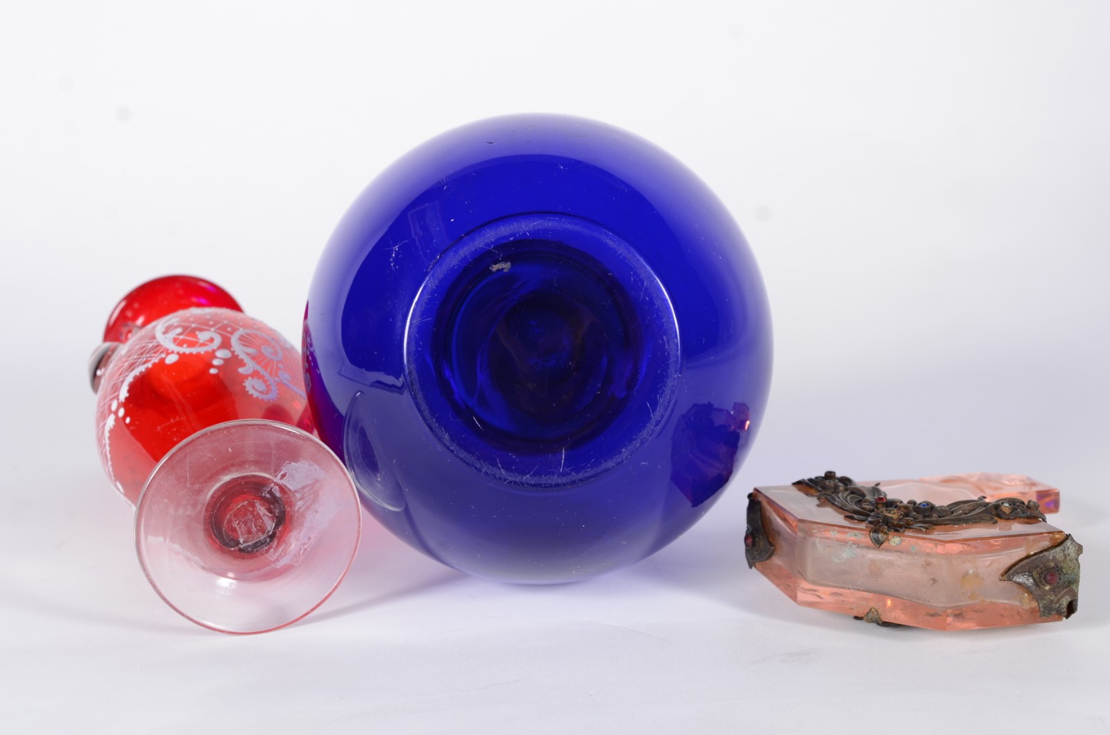 Três peças de vidro, sendo: garrafa azul, vaso vermelho e perfumeiro. - foto 11 de 11