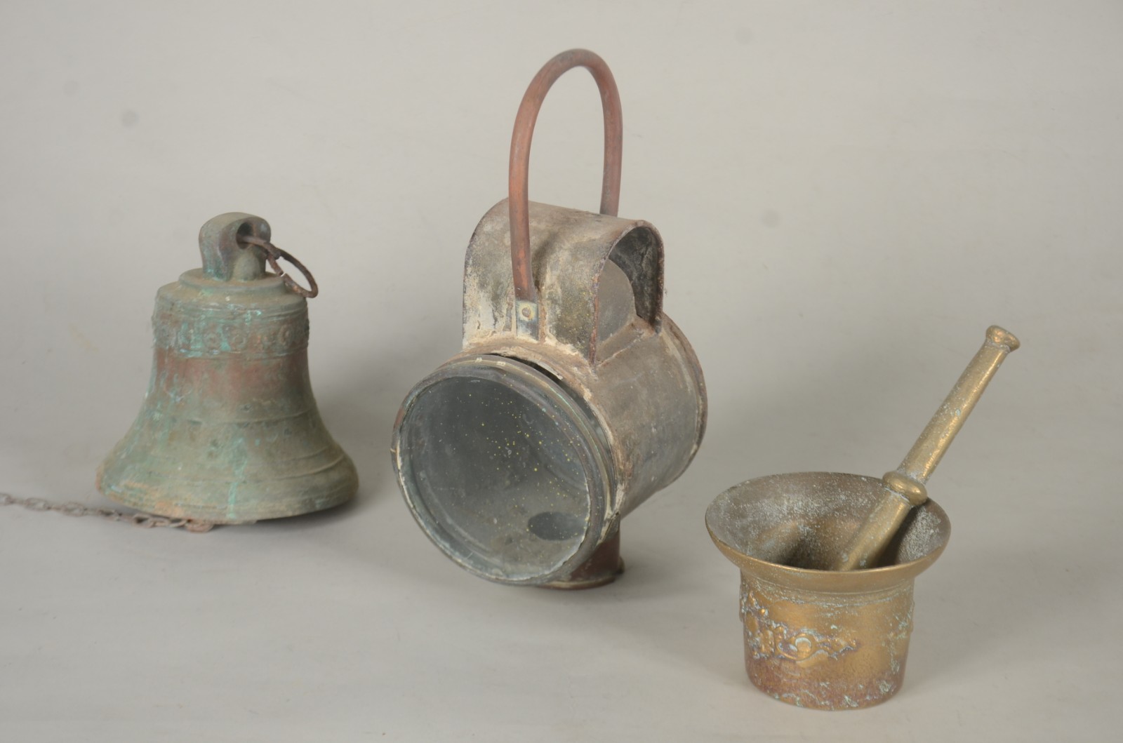 Três peças diversas de bronze e metal, sendo: antiga lanterna de... - foto 1 de 7