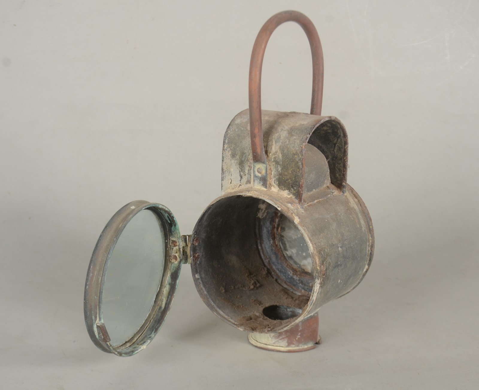 Três peças diversas de bronze e metal, sendo: antiga lanterna de... - foto 4 de 7