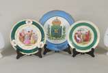 Diversas peças de porcelana, sendo: par de vaso... - Diversas peças de porcelana, sendo: par de vasos de porcelana Real decorados com flores em policromia e guirlandas douradas; prato de porcelana ...