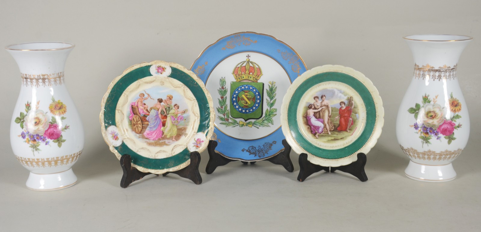 Diversas peças de porcelana, sendo: par de vasos de porcelana Real... - foto 1 de 11