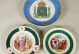 Diversas peças de porcelana, sendo: par de vaso... - Diversas peças de porcelana, sendo: par de vasos de porcelana Real decorados com flores em policromia e guirlandas douradas; prato de porcelana ...