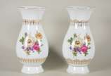 Diversas peças de porcelana, sendo: par de vaso... - Diversas peças de porcelana, sendo: par de vasos de porcelana Real decorados com flores em policromia e guirlandas douradas; prato de porcelana ...