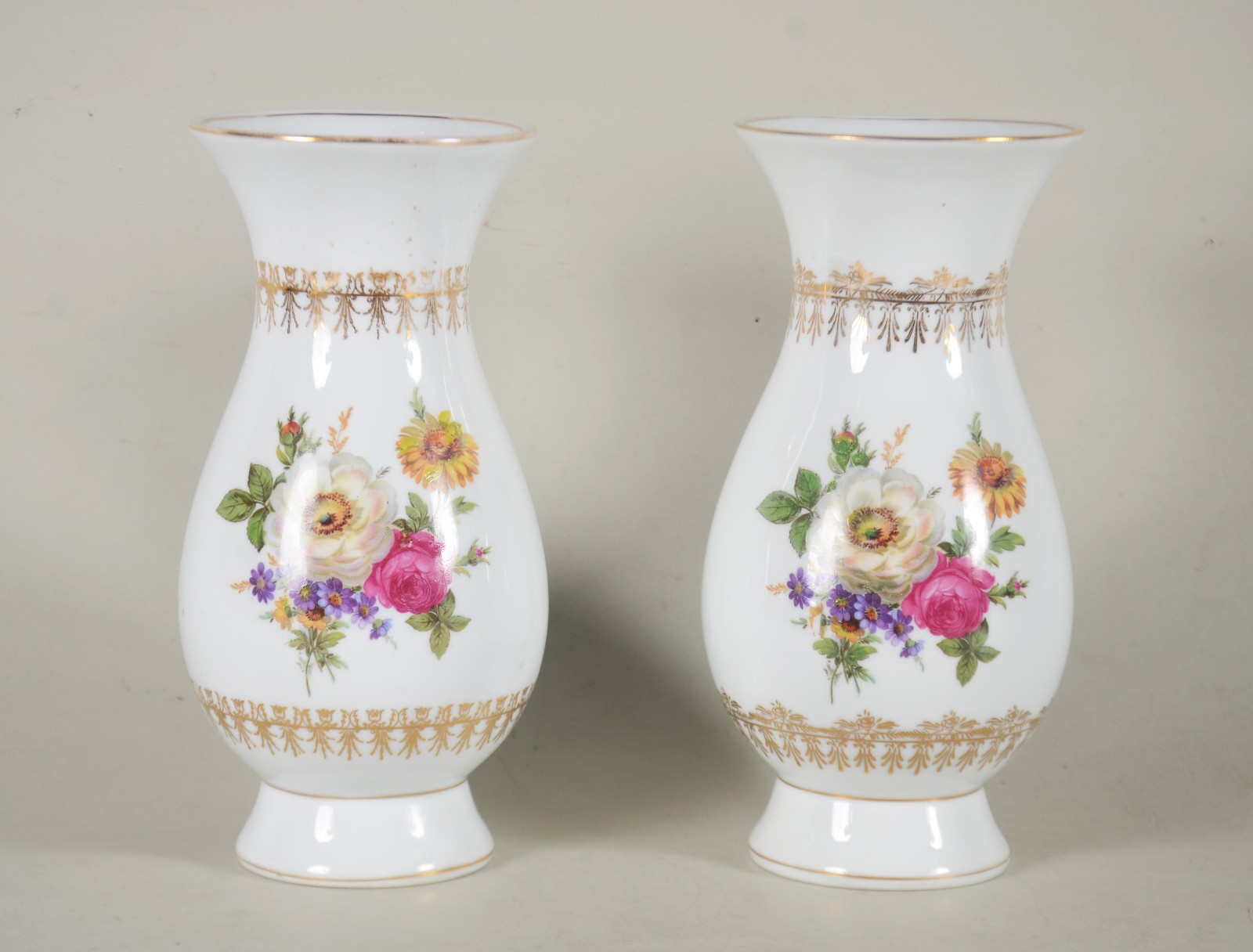 Diversas peças de porcelana, sendo: par de vasos de porcelana Real... - foto 7 de 11