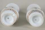Diversas peças de porcelana, sendo: par de vaso... - Diversas peças de porcelana, sendo: par de vasos de porcelana Real decorados com flores em policromia e guirlandas douradas; prato de porcelana ...