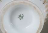 Diversas peças de porcelana, sendo: par de vaso... - Diversas peças de porcelana, sendo: par de vasos de porcelana Real decorados com flores em policromia e guirlandas douradas; prato de porcelana ...