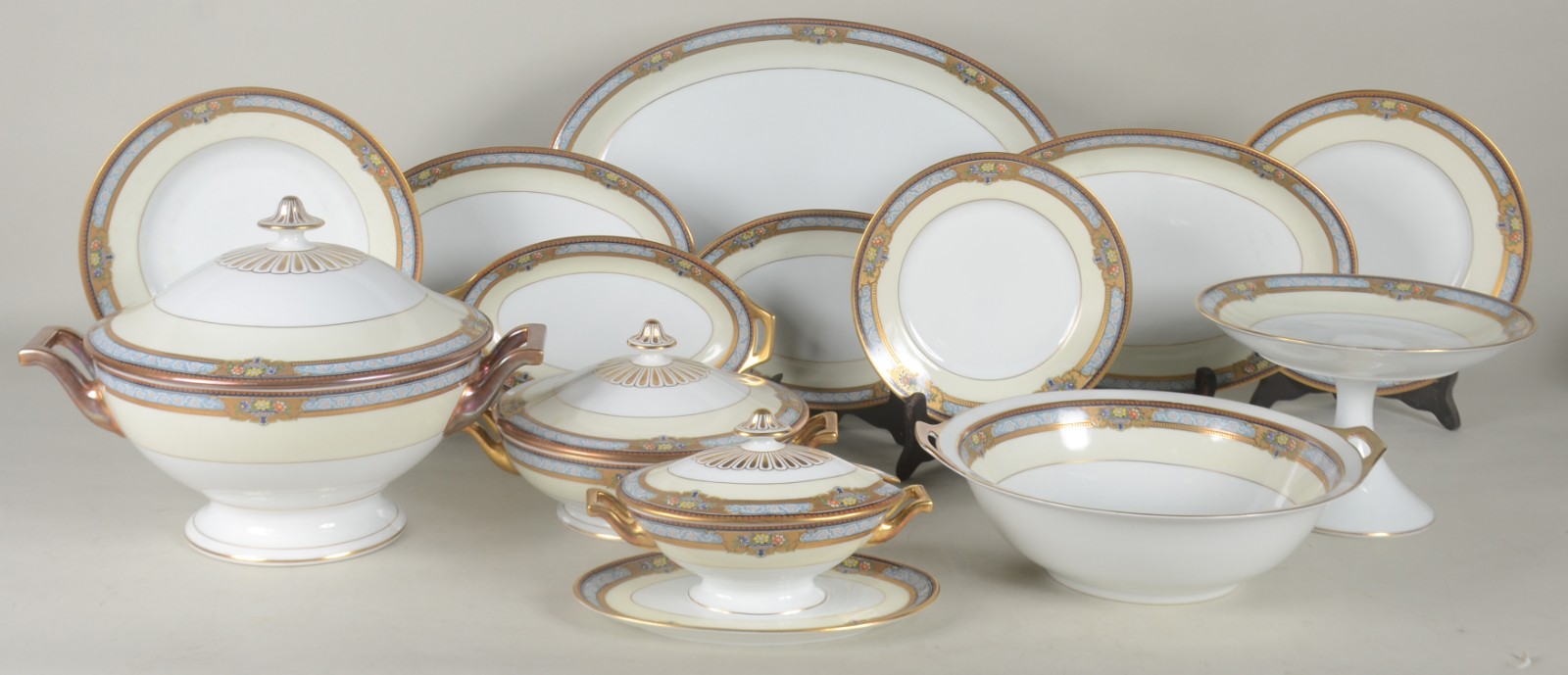 Aparelho de jantar de porcelana alemã da Bavaria, borda decorada com... - foto 2 de 11