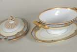 Bavaria (1747),  - Aparelho de jantar de porcelana alemã da Bavaria, borda decorada com guirlandas florais em policromia, composto de: 12 pratos rasos, 12 pratos fundos,