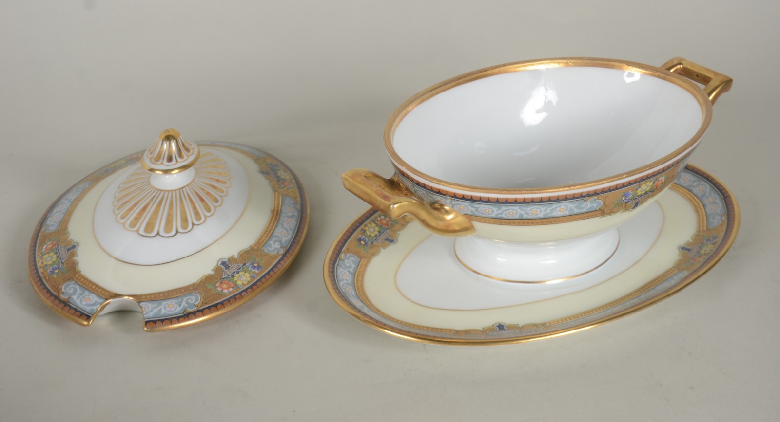Aparelho de jantar de porcelana alemã da Bavaria, borda decorada com... - foto 5 de 11