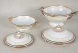 Bavaria (1747),  - Aparelho de jantar de porcelana alemã da Bavaria, borda decorada com guirlandas florais em policromia, composto de: 12 pratos rasos, 12 pratos fundos,
